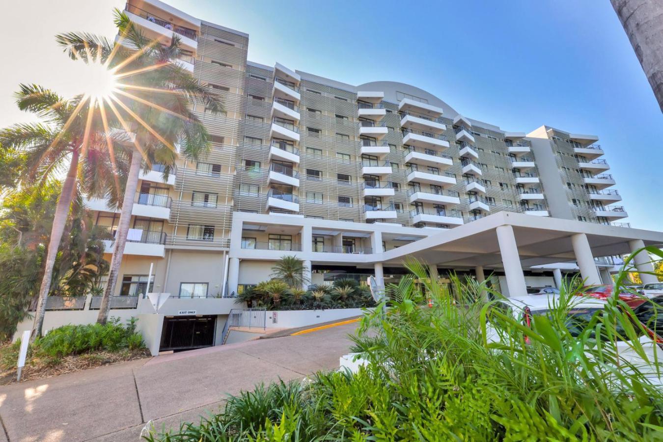 Apartment Tropical Escape With Pool, Balcony Plush King Darwin